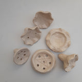 Diverse Kohlehalter aus Ton